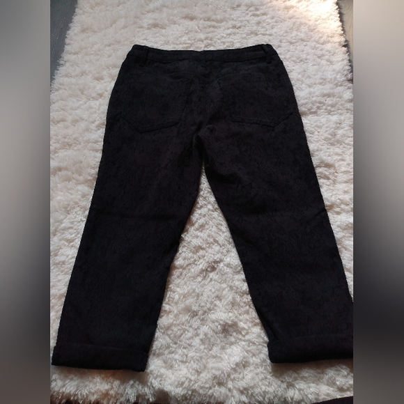 NWOT Simply Vera by Vera Wang woman's size 8 black floral pattern denim capris - Picture 5 of 7